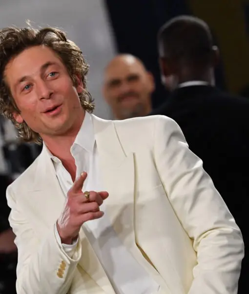 Jeremy Allen White 30 Sag Awards Suit